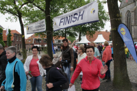Bekijk detail van "Veel deelnemers aan de start voor de avondvierdaagse Ootmarsum."