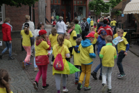 Bekijk detail van "Schoolkinderen lopen mee met de avondvierdaagse Ootmarsum."