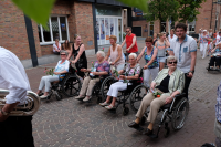 Bekijk detail van "Rolstoelwandelaars op weg naar de finish van de avondvierdaagse Ootmarsum."