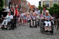 Bekijk detail van "Rolstoelwandelaars op weg naar de finish van de avondvierdaagse Ootmarsum."