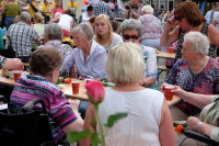 Bekijk detail van "Gezellig samenzijn op het Kerkplein na afloop van de avondvierdaagse Ootmarsum."