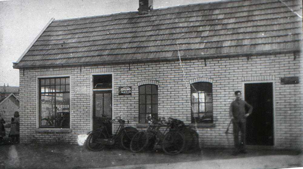 Bekijk detail van "HV100365: Winkel en werkplaats van Jan van Goor aan het Oosteinde in Hardenberg."