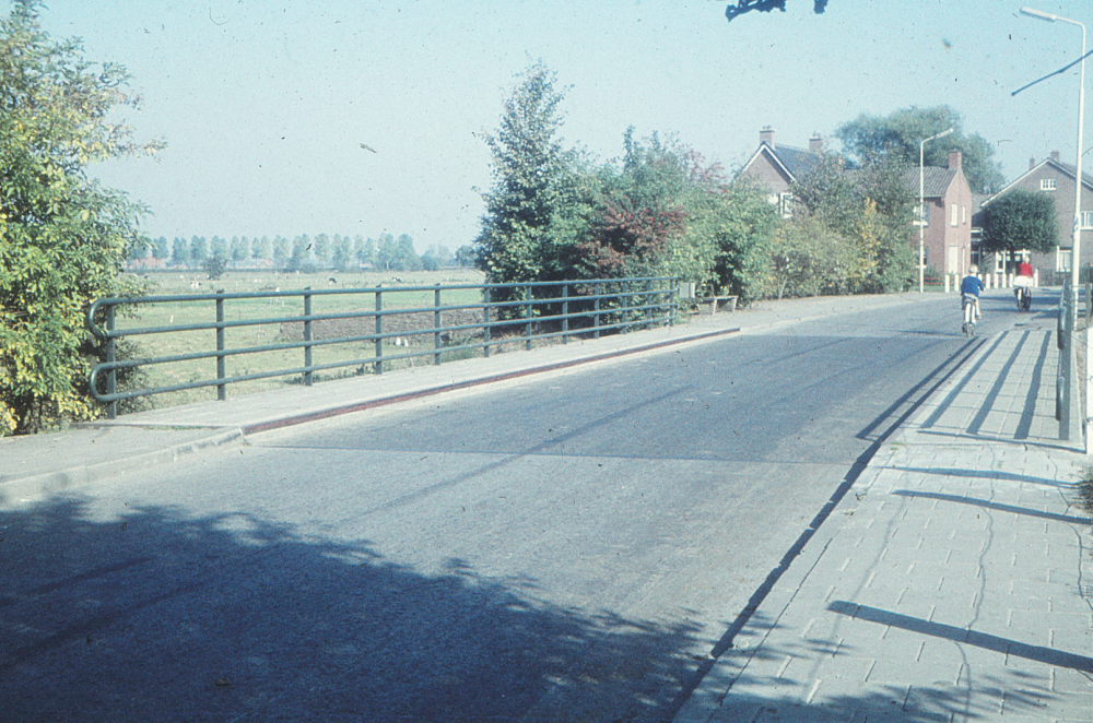 Bekijk detail van "HV100437: De Oelenveerbrug in Heemse,1970"