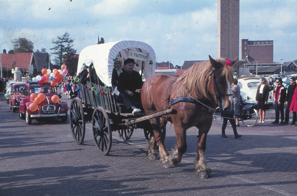 Bekijk detail van "HV100451: Bevrijdingsfeest in <span class="highlight">Hardenberg</span>, 5 mei 1962."