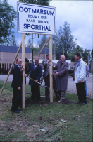 Bekijk detail van "Plaatsing informatiebord als start van de bouw van sporthal De Schalm."