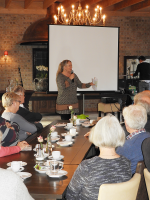 Bekijk detail van "Gedeputeerde Hester May  spreekt lovende woorden bij de presentatie van het boek “Vooruit boeren”."