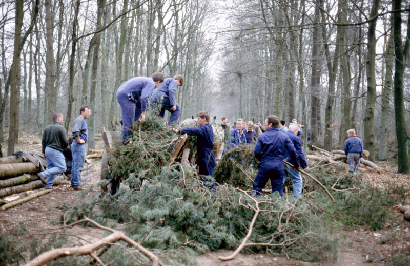 Bekijk detail van "Het uitladen van de trekpaarden die voor de paaswagen van vrachtboer Aarnink gaan."