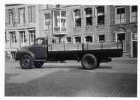 Bekijk detail van "Vrachtwagen op de Nieuwe Markt te Kampen"