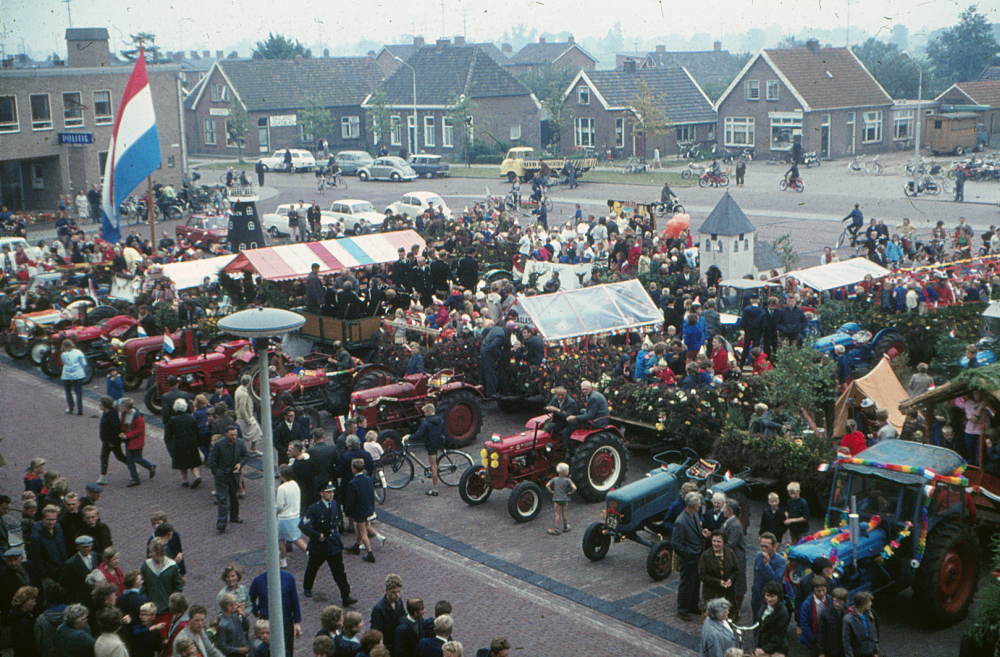 Bekijk detail van "HV100630: Na de optocht in Diffelen."