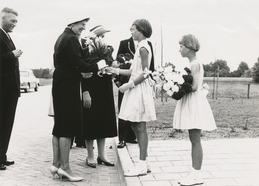 Bekijk detail van "HV07564: De Opening van Sociale Werkplaats 'De Kruzeborg' in Hardenberg."