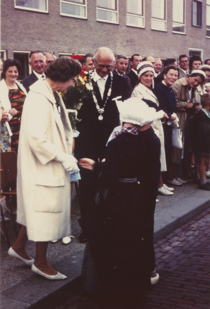 Bekijk detail van "HV07464: Burgemeester de Goede van Hardenberg, bij de intocht van de Hardenbergse avondvierdaagse."