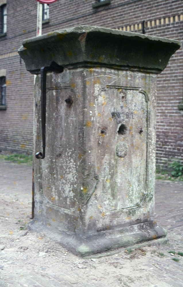 Bekijk detail van "HV100728: De Stadspomp aan de Hoge doelen in Hardenberg."