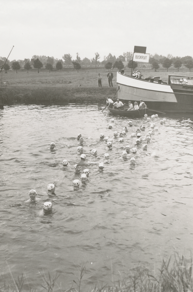 Bekijk detail van "HV07583: Zwemmen,in de Vecht bij Hardenberg."