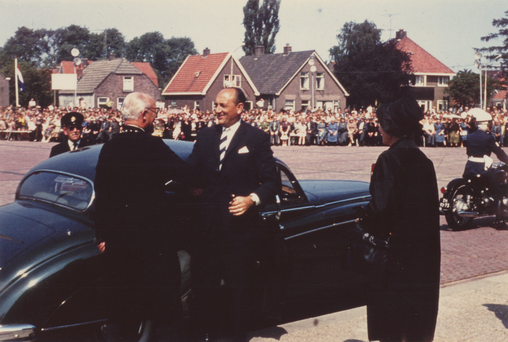 Bekijk detail van "HV07367: Burgemeester de Goede van Hardenberg ontvangt minister Toxopeus bij het Gemeentehuis."