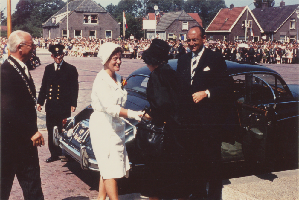 Bekijk detail van "HV07431: Burgemeester de Goede van Hardenberg ontvangt minister Toxopeus bij het Gemeentehuis."