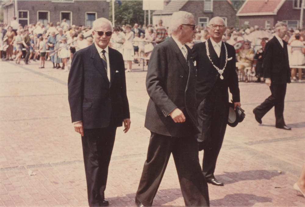 Bekijk detail van "HV07433: Burgemeester de Goede in gezelschap van twee heren. Gemeentehuis te Hardenberg."