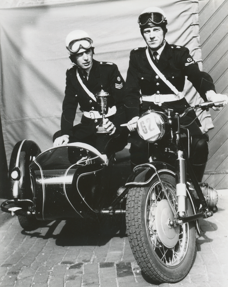 Bekijk detail van "HV07639: Foto van 2 rijkspolitieagenten op motor +zijspan Motor heeft wedstrijdnummer 62 op koplamp ."