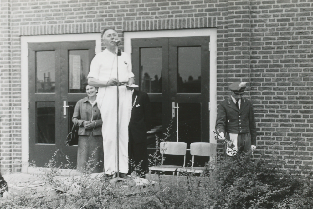 Bekijk detail van "HV07625: Een Toespraak door waarschijnlijk de marsleider bij de intocht van de avondvierdaagse Hardenberg."