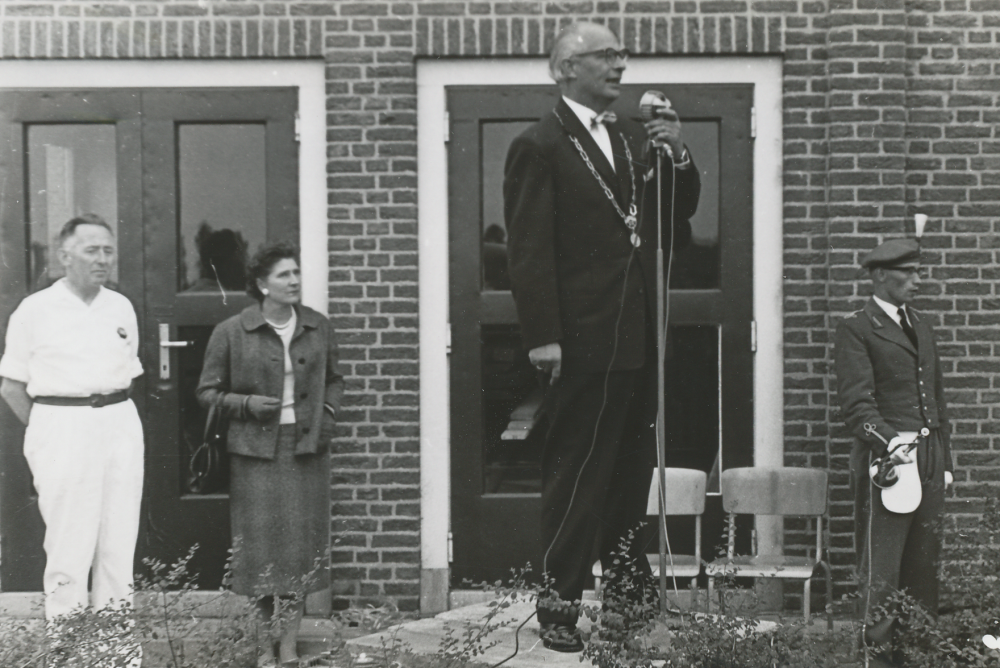 Bekijk detail van "HV07624; een Toespraak door burgemeester de Goede bij de intocht van de avondvierdaagse Hardenberg."