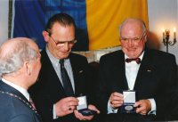 Bekijk detail van "De <span class="highlight">wethouders</span> Jan Hesselink en Henk Veldboer onderscheiden met de erepenning van de stad Ootmarsum."