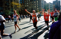 Bekijk detail van "Ootmarsumse lopers in de marathon van New York op weg naar de finish."
