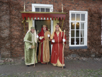 Bekijk detail van "Bijbels Kerstspel op het Openluchtmuseum Ootmarsum: de Driekoningen gaan op pad naar het kerstkind."