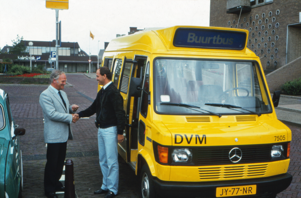 Bekijk detail van "HV101028: De Buurtbus op het <span class="highlight">Stephanusplein</span> in Hardenberg."