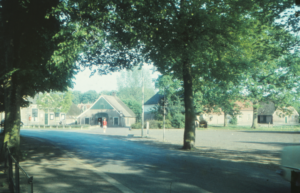 Bekijk detail van "HV101076: Het Rustenburgerplein in Heemse."