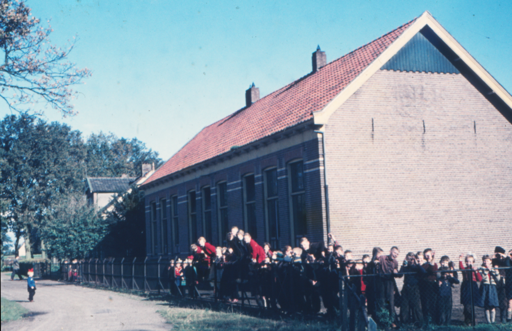 Bekijk detail van "HV101150: De Gereformeerde School aan de <span class="highlight">Weidebuurt</span> in Heemse."