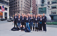 Bekijk detail van "Groepsfoto van de trotse marathonlopers van OLC'93 in New York in 2005."