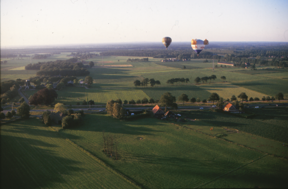 Bekijk detail van "HV101233: Ballonnen Festival in Hardenberg, zicht op de Jachthuisweg - <span class="highlight">Haardijk</span>."