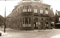 Bekijk detail van "Goor. 1953. Hotel-café-restaurant De Ster op de hoek Grotestraat 91 na het bombardement in 1945. Er achter de nieuwe."