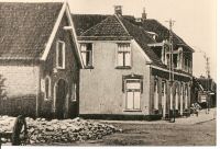 Bekijk detail van "Goor. 1930. Café De Kiste, Hengevelderstraat 40 en links voor smederij van ter Horst"