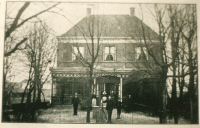 Bekijk detail van "Goor. 1900. Café Neuf. Stationslaan tegenover station"
