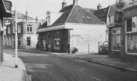 Bekijk detail van "Goor. 1960. Grotestraat met o.a. rechts hotel Kobes, groenteboer Roelofsen, manufacturen Stern, hotel Centraal, links Piet Buis <span class="highlight">hengelsport</span>"