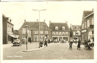 Bekijk detail van "Goor. 1960. Centrum. Grotestraat. Rechts Phlippeau bloemen en Heideman <span class="highlight">horloges</span>"