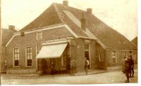 Bekijk detail van "Goor. 1900. Grotestraat 2. Begin 20ste eeuw. Café en schildersbedrijf op de hoek met de Achterstraat, de latere Bleekstraat."