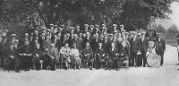 Bekijk detail van "Goor. 1934. Apollo t.g.v. 15-jarig bestaan. Groepsfoto met burgemeester, <span class="highlight">wethouders</span> en verdere genodigden"