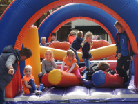 Bekijk detail van "De jeugd vermaakt zich goed op koningsdag."