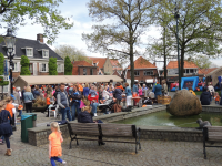 Bekijk detail van "De jeugd vermaakt zich goed op koningsdag."