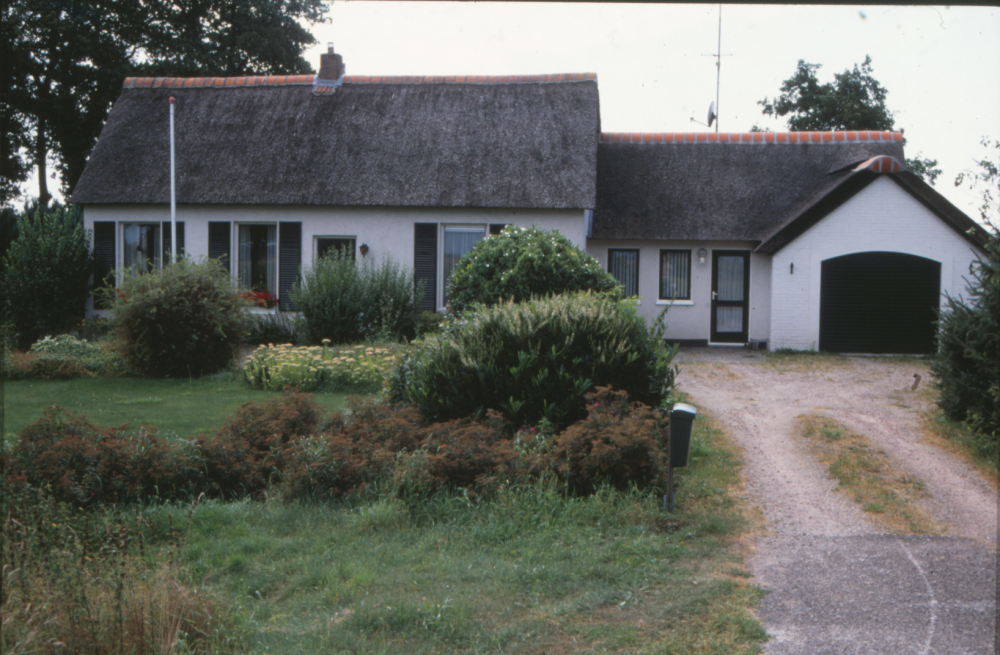 Bekijk detail van "HV101284: De Woning van de familie Dorman (petroleumboer) aan de <span class="highlight">Haardijk</span> in Hardenberg."