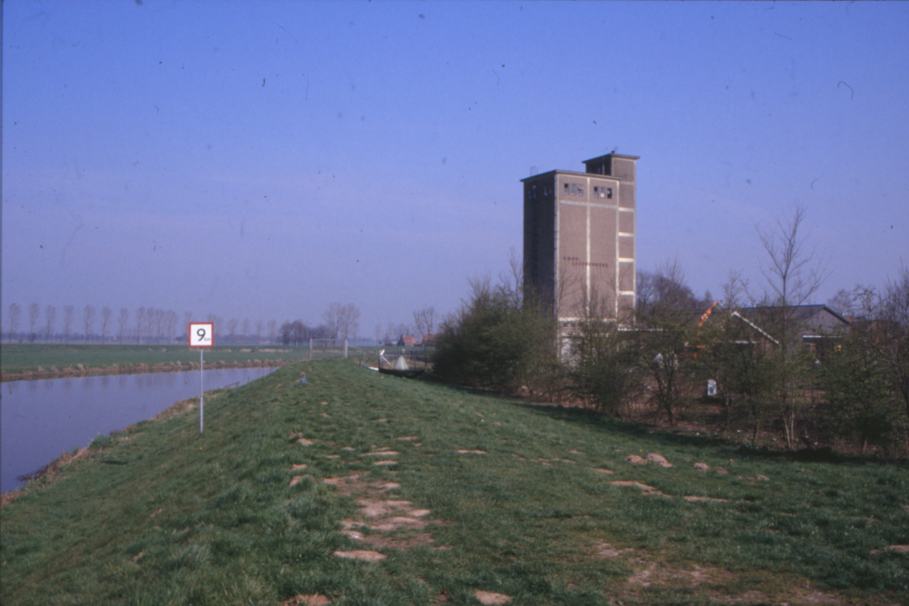 Bekijk detail van "HV101290: Het Fietspad, wandelpad op de <span class="highlight">Vechtdijk</span> langs de Vecht in Hardenberg."