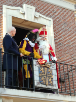 Bekijk detail van "Sinterklaas met burgemeester op het bordes van het voormalig stadhuis."