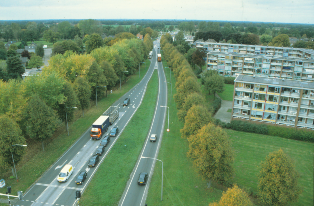 Bekijk detail van "HV101293: De Twenteweg en de Europaweg bij de kruising naar Heemse, met flats <span class="highlight">Spaanskamp</span>."