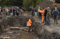 Bekijk detail van "Veel belangstellenden op de Open Dag om de opgravingen naar de voormalige Commanderie en Huis Ootmarsum te bekijken."