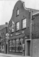 Bekijk detail van "Goor. 1980. Bar Bistro d' Olde Smidse aan de Grotestraat 102. Links ernaast Piet Buis, <span class="highlight">hengelsport</span> etc"