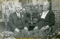 Bekijk detail van "Goor. 1944. Echtpaar Joh. Smit - ten Harkel bij 40-jarig huwelijk op 26 augustus 1944"