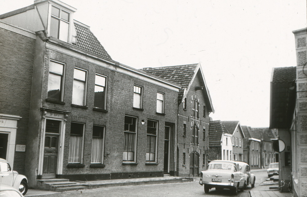 Bekijk detail van "HV101421: De Wilhelminastraat in Hardenberg, met de pastorie van de Geref. Kerk en pakhuis van de firma Bruins."