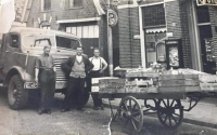 Bekijk detail van "Goor. 1950. Piet Boeijen, anderen onbekend,  voor de groentehal van Sally Polak aan de Molenstraat"