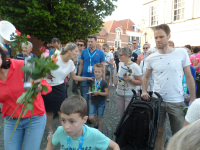 Bekijk detail van "Wandelaars van de avondvierdaagse Ootmarsum bij de finish."